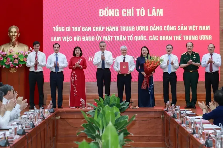 Tổng Bí thư trao quyết định thành lập Cơ quan Ủy ban T.Ư MTTQ Việt Nam - 1 Tổng Bí thư trao quyết định thành lập Cơ quan Ủy ban T.Ư MTTQ Việt Nam - 1