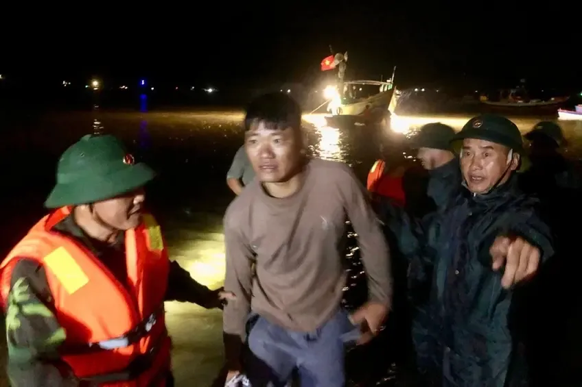 Vụ chìm tàu du lịch chở 34 người: Du khách kể phút quyết định sống còn - 3 Vụ chìm tàu du lịch chở 34 người: Du khách kể phút quyết định sống còn - 3