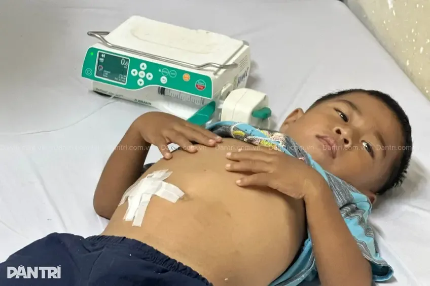 Cậu bé mắc bệnh hiểm nghèo: Con sợ kim tiêm, con sợ đau lắm mẹ ơi! Cậu bé phải nhập viện, truyền máu định kỳ hàng tháng